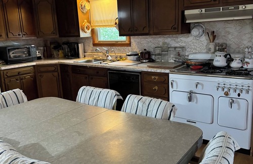 Stanton County Otro | Tranquil farmhouse near to Johnson City - 2 bedrooms, 2 baths, vintage kitchen.