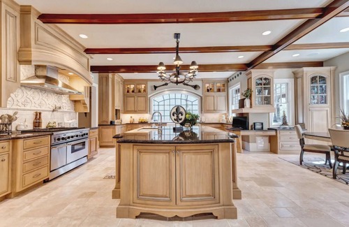 Hillsboro Casa | Tranquil Forest Chateau: hot spa, home theatre, outdoor bbq, w/ lush green views