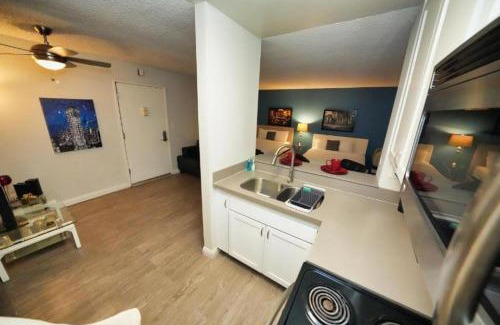 Rampart Village Apartamento | Tranquil Getaway With Pool & Balcony in Hollywood
