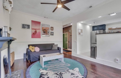 Eastside Condominio | Tranquil Haven by Forsyth 7 minutes walk to Forsyth Park w/ deck and pool!!
