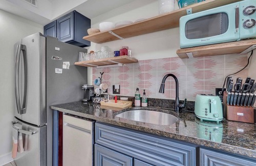 Eastside Condominio | Tranquil Haven by Forsyth 7 minutes walk to Forsyth Park w/ deck and pool!!