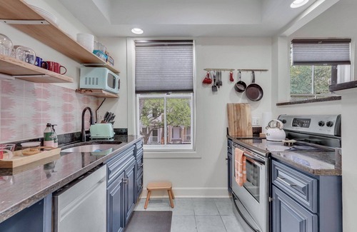 Eastside Condominio | Tranquil Haven by Forsyth 7 minutes walk to Forsyth Park w/ deck and pool!!