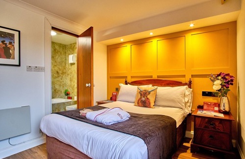 Tyndrum Hotel | Tranquil Highland Hotel w/Breakfast, Gardens & Indoor Games near National Park