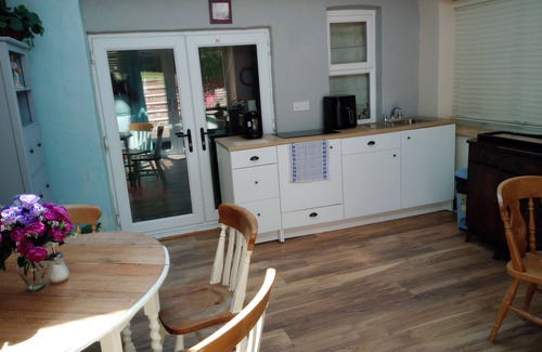 Llandovery Cabaña | Tranquil Hillside Cottage Retreat