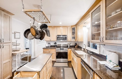 Crieve Hall Casa | Tranquil home with private hot tub, sunroom, den, office & lovely backyard