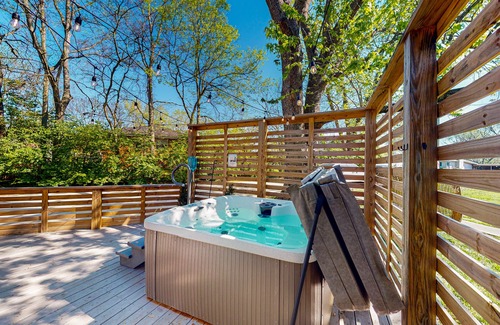 Crieve Hall Casa | Tranquil home with private hot tub, sunroom, den, office & lovely backyard