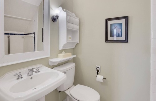 Historic Downtown Manteo Apartamento | Tranquil House Inn - Downtown Waterfront Manteo - 2 Queens Large Premium Rm 34
