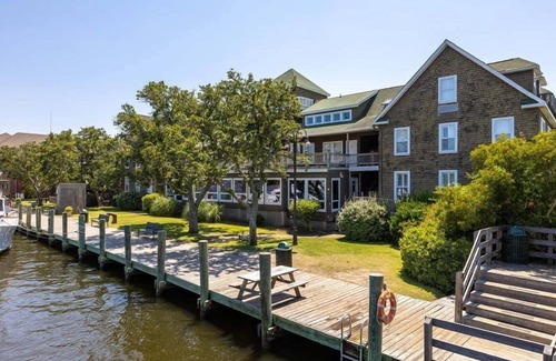 Historic Downtown Manteo Casa | Tranquil House Inn - Premium King Room
