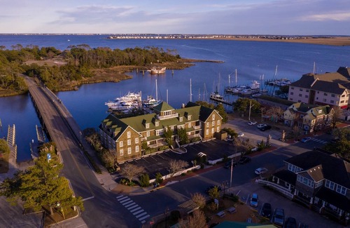 Historic Downtown Manteo Casa | Tranquil House Inn - Premium King Room