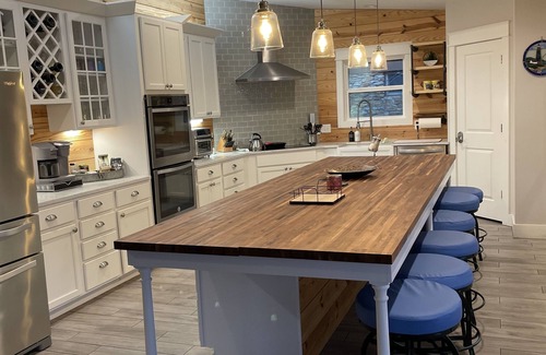 Burnet Casa | Tranquil Lake LBJ getaway! No boat traffic. Swim, Kayak, SUP & Fish in Peace! ❤️🦮
