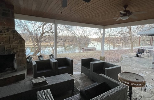 Burnet Casa | Tranquil Lake LBJ getaway! No boat traffic. Swim, Kayak, SUP & Fish in Peace! ❤️🦮