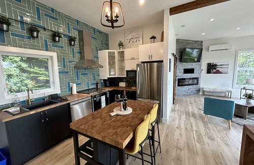 Halifax County Casa | Tranquil Lakeside Home w/hot tub & sauna - 20 mins from city of Halifax!