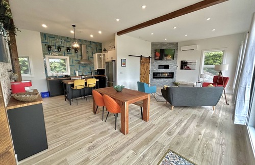 Halifax County Casa | Tranquil Lakeside Home w/hot tub & sauna - 20 mins from city of Halifax!