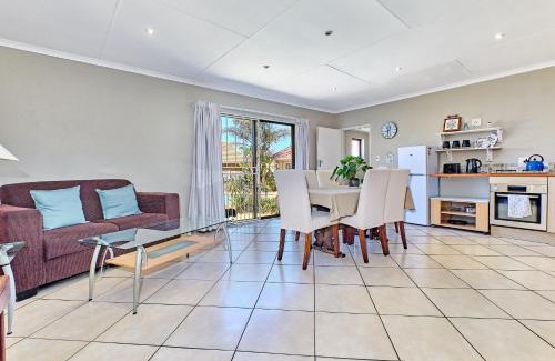 Germiston Apartamento | Tranquil, large 1 bedroom garden cottage, 12 mins from OR Tambo International with backup water