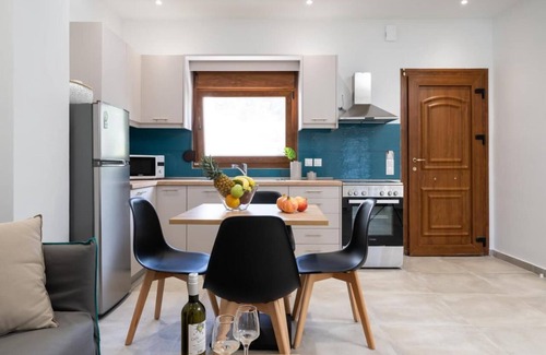 Almiros Beach Apartamento | Tranquil Modern Apartments with Pool & Lush Garden close to the Beach and Resort