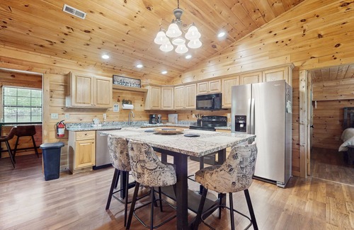 Sevierville Cabina | Tranquil mountain cabin w/ game room, large garage & parking for boats and bikes