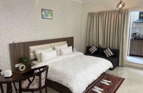 Sector 40 Apartamento | Tranquil Nest in Gurgaon with balcony