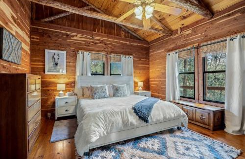 La Grange Casa | Tranquil Peaceful Cabin with Stunning Lake Views in La Grange, Texas