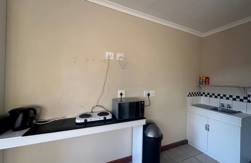 Parow North Apartamento | Tranquil Pool Side Apartment