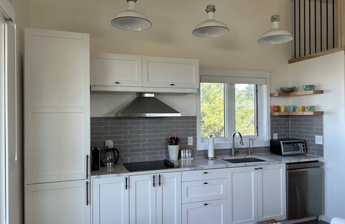 Okanagan-Similkameen Cabina | Beautiful modern cabin on 3 acres on Anarchist Mtn Quiet, private w lake view