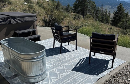 Okanagan-Similkameen Cabina | Beautiful modern cabin on 3 acres on Anarchist Mtn Quiet, private w lake view
