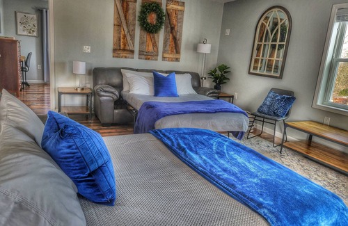Forest Casa | Tranquil Retreat-10 Min LU-King Bed-Firepit/Patio-Playset