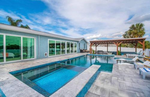 Apollo Beach Apartamento | Tranquil Retreat heated pool, spa, & pool table