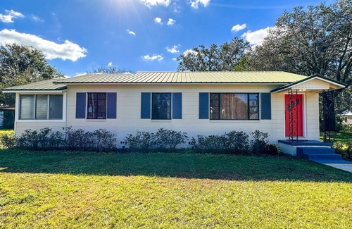 Plant City Casa | Tranquil Retreat in historic district. Your Home Away from Home.