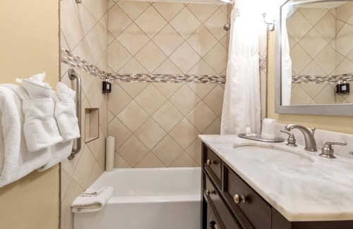 Corte Madera Hotel | Tranquil Retreat Near Ferry & Muir Woods | Outdoor Pool | Parking | BBQ Area
