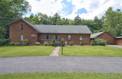 Canadensis Cabina | Tranquil Retreat: Rustic Cabin with Creek, Indoor Pool, and Theater Room