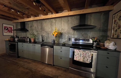 Grey Highlands Cabina | Tranquil Retreat @ the SEED Lodge: Nature, Comfort & Shared Serenity