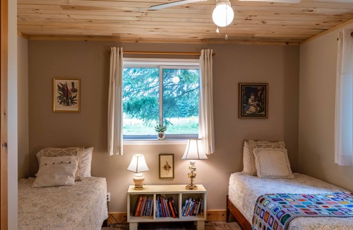 Grey Highlands Cabina | Tranquil Retreat @ the SEED Lodge: Nature, Comfort & Shared Serenity