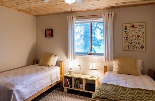 Grey Highlands Cabina | Tranquil Retreat @ the SEED Lodge: Nature, Comfort & Shared Serenity