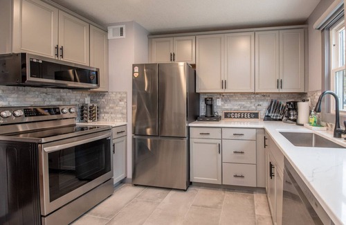 Overland Park Casa | Tranquil Retreat in Overland Park Charm with Kansas City Convenience