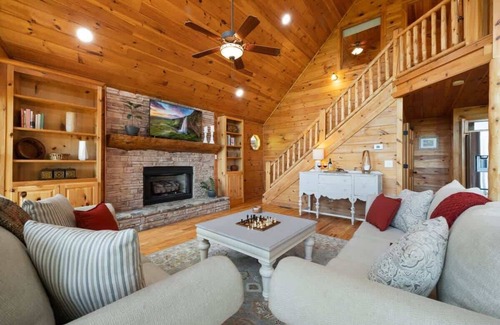 Epworth Cabina | Tranquil Ridge- View, pet friendly, hot tub, sauna