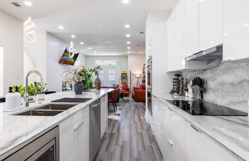 West Dallas Casa | Tranquil Right 8-bedroom house with Game room in vibrant Dallas