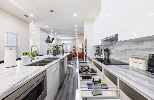 West Dallas Casa | Tranquil Right 8-bedroom house with Game room in vibrant Dallas