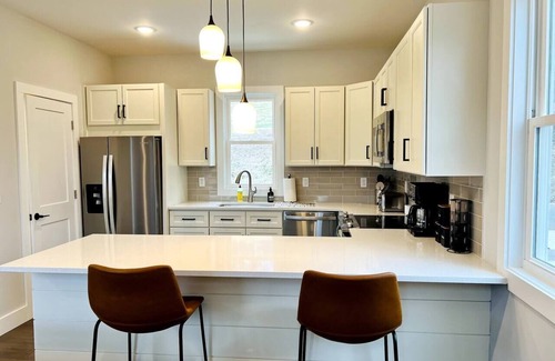 Woodfin Casa | Tranquil River Home-5 miles to Biltmore