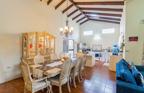 San Ignacio Casa | Tranquil single-level retreat with lush patio, hammock, & high-speed WiFi