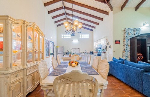 San Ignacio Casa | Tranquil single-level retreat with lush patio, hammock, & high-speed WiFi
