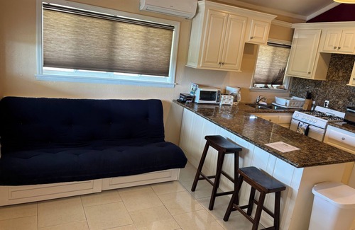 Great Exuma Cabaña | Tranquil Sunrise Cottage está justo al lado del sitio FYRE FESTIVAL.