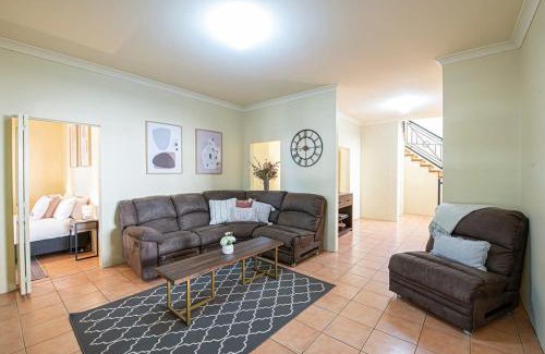 Dubbo Casa | Tranquil Taylor - Two-Storey CBD Family Home, BBQ