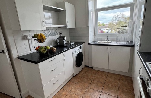 Fairwater Apartamento | Tranquil Top-Floor Family Haven!