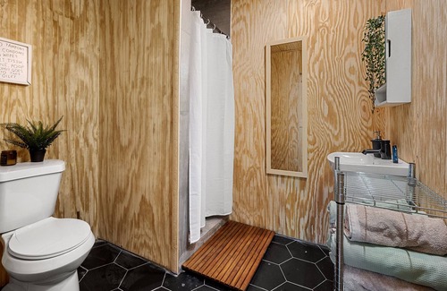 Tucker Cabaña | Tranquil Tucker Midcentury Tiny home near shops