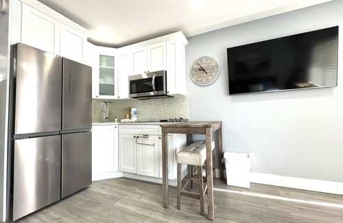 North Redington Beach Condominio | Tranquil Retreat on the Beach