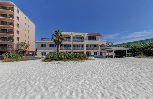 North Redington Beach Condominio | Tranquil Retreat on the Beach