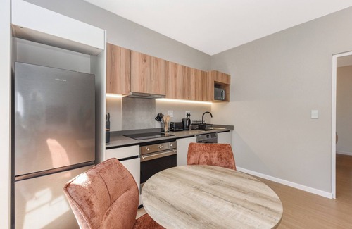 Greater Johannesburg Metropolitan Area Apartamento | Tranquil Views and Sleek Design Apartment