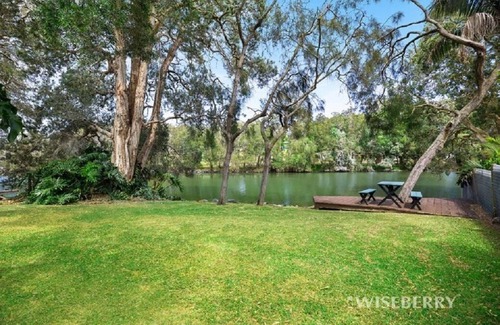 Budgewoi Casa | Tranquil waters - beach house oasis
