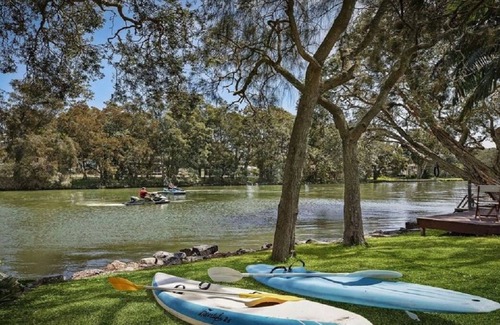 Budgewoi Casa | Tranquil waters - beach house oasis