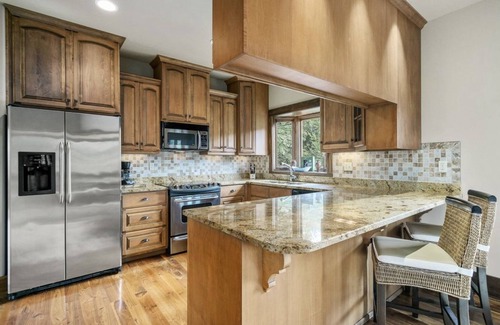 Smithville Cabina | Tranquil Waters Retreat: Hot Tub, Pool & Lake Views